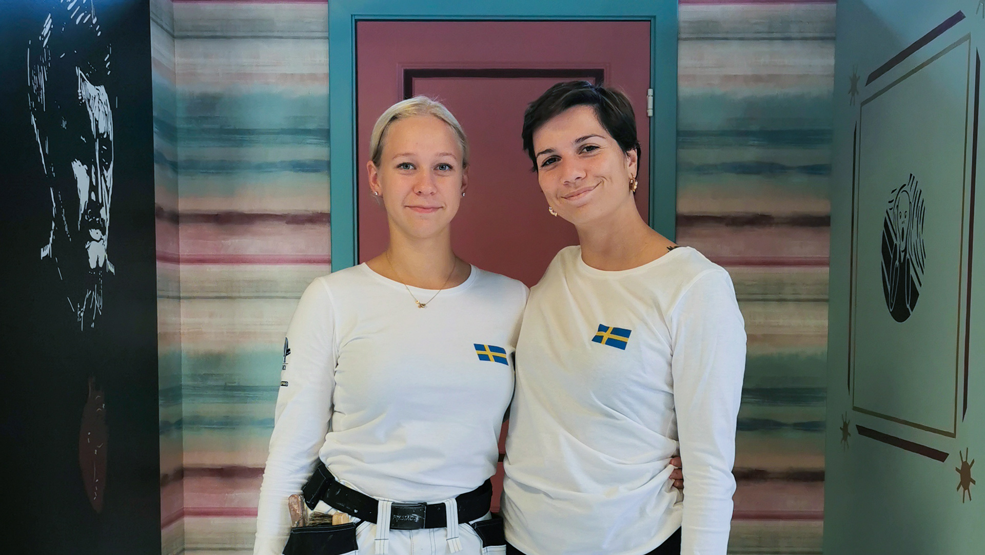 Sveriges Céline Hansen och den nytillträdde landslagscoachen Leila Al-Seadi framför det svenska tävlingsbåset.